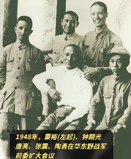1952年，开国大将粟裕站在北京站月台上，等着接一个比自己军衔低两级的部下。
 