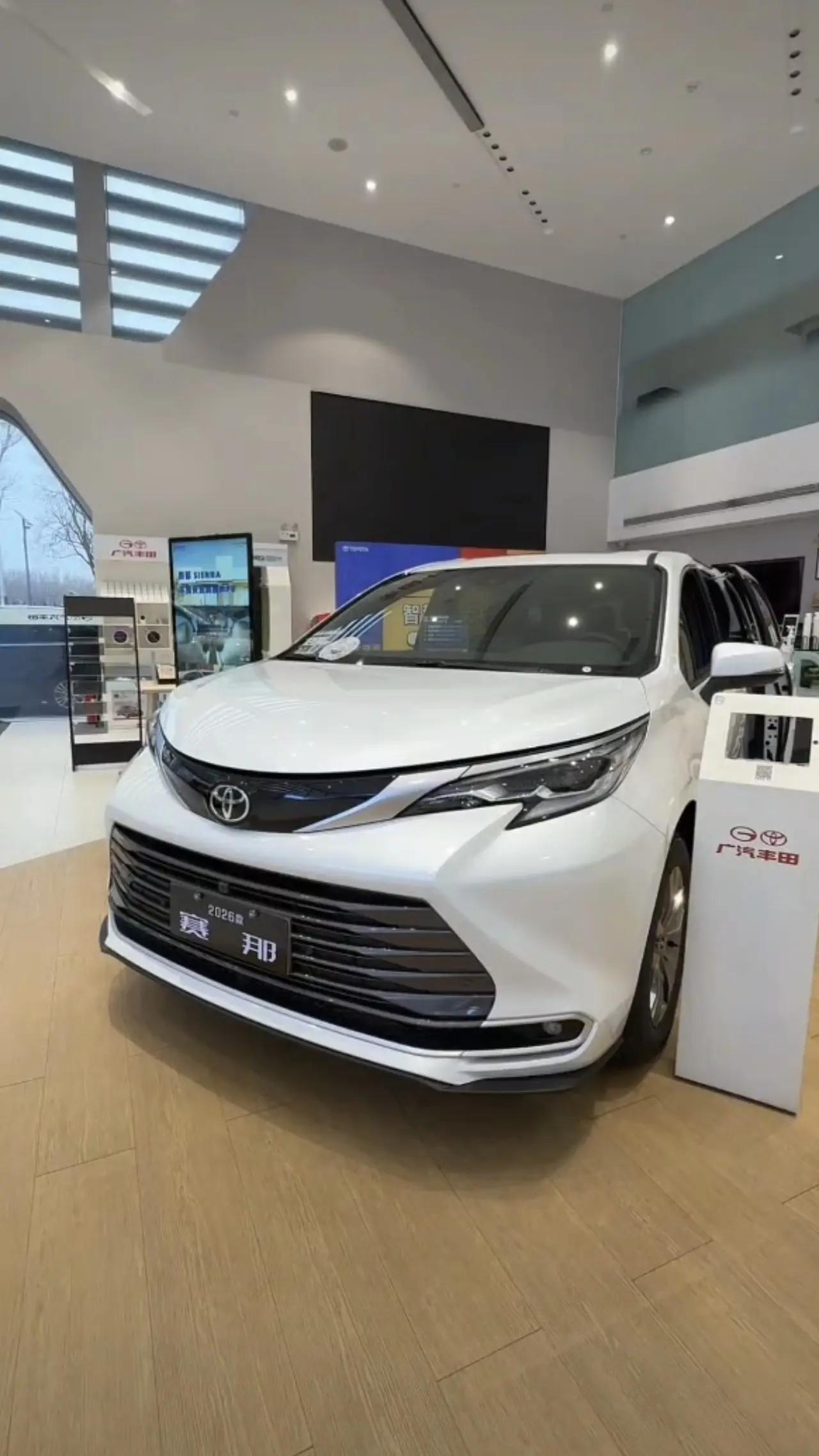 二手赛那价格有多香？
直接报数：2021款2.5L混动尊贵版，新车指导价35.2