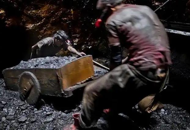 2011年，大学生崔松旺伪装成流浪汉，浑身散发恶臭，牙齿布满污垢，每天在垃圾桶旁