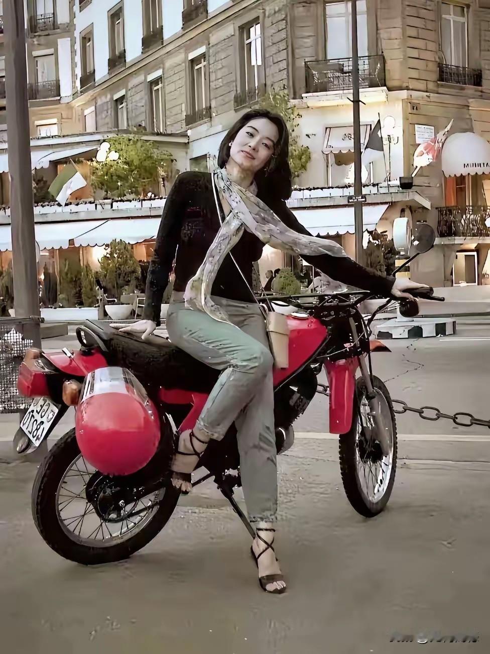 这台摩托车，让人看到了那个时代，因为它也是那个时代的缩影，现在虽然也有摩托车，但