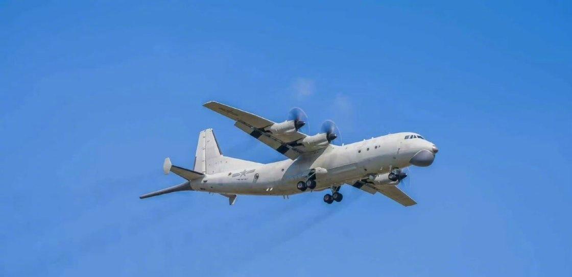 战鹰与蓝天白云的绝美邂逅！近日，东部战区海军开展多机型、高强度跨昼夜飞行训练。