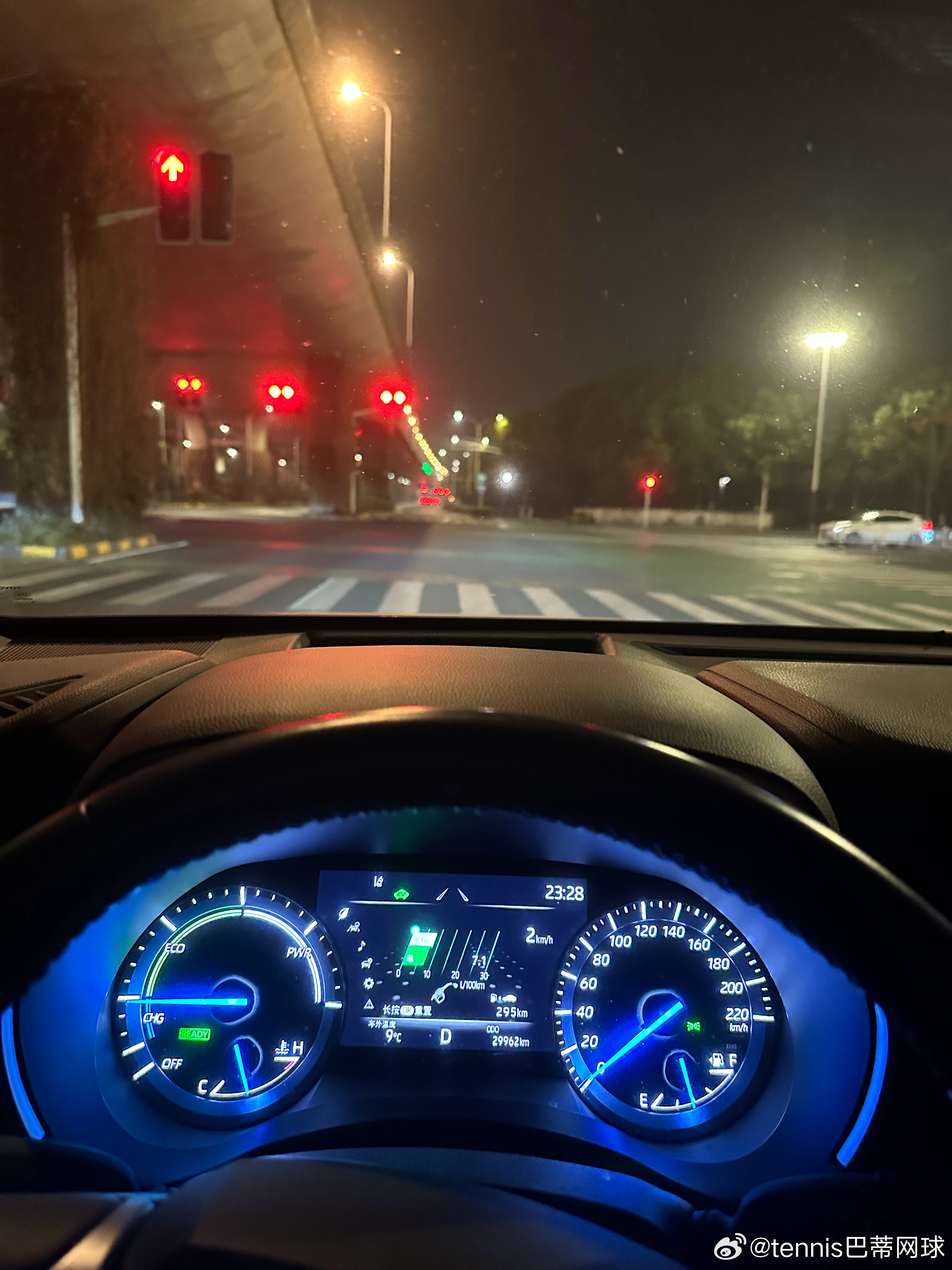 有没有同病相怜的都市打工人🧑💼？都在被窝里刷手机了，老板一个电话，又要熬夜了