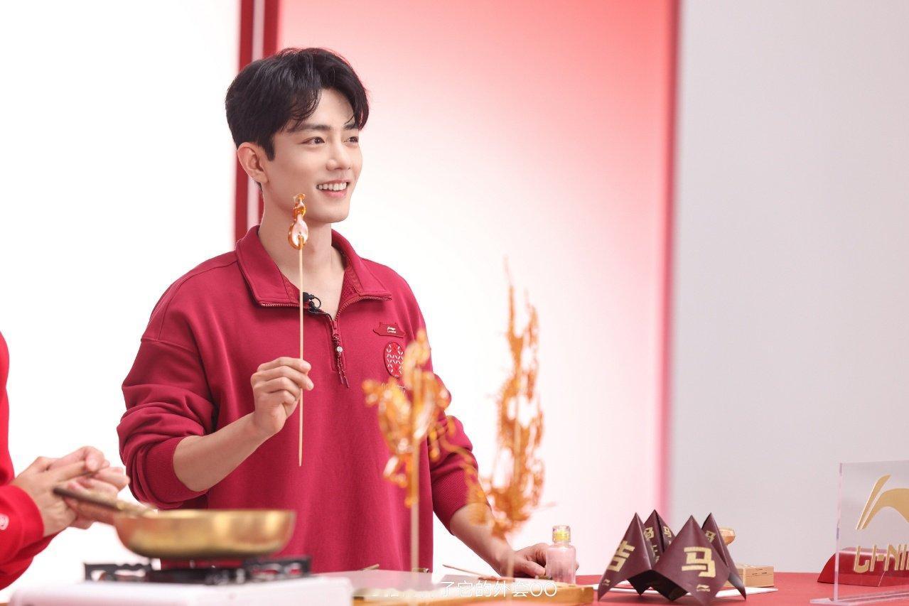 肖战体验非遗文化肖战舞龙原地起飞 肖战体验非遗文化，有过年的氛围了。 