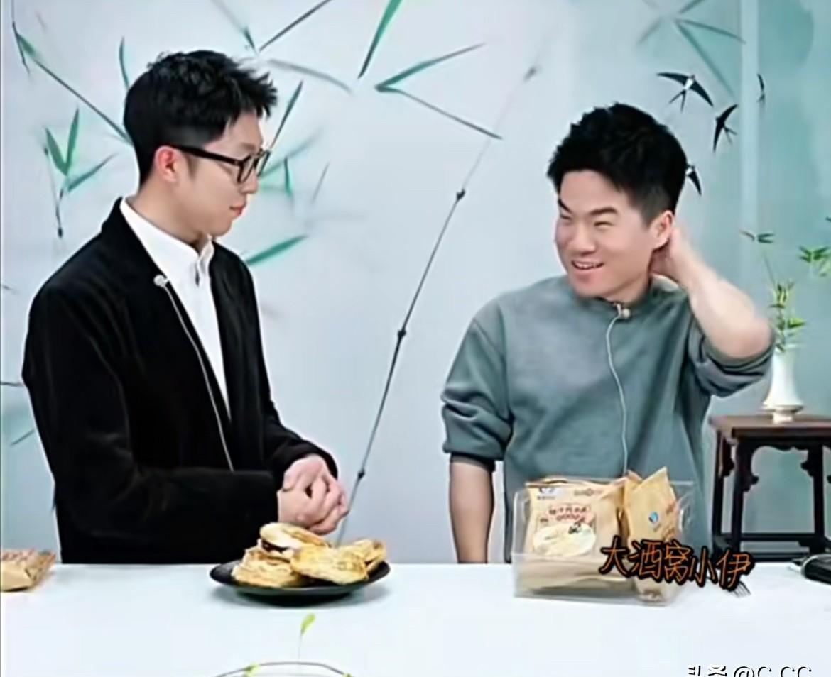 董宇辉上播晒新衣，一身加起来一百多？
还不是“平替”，是路边摊硬刚西装局。