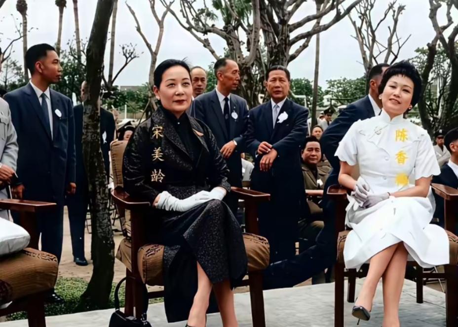 敢在宋美龄面前，翘着二郎腿这么放肆的女人恐怕不多，但她却不在乎。
她叫陈香梅，她