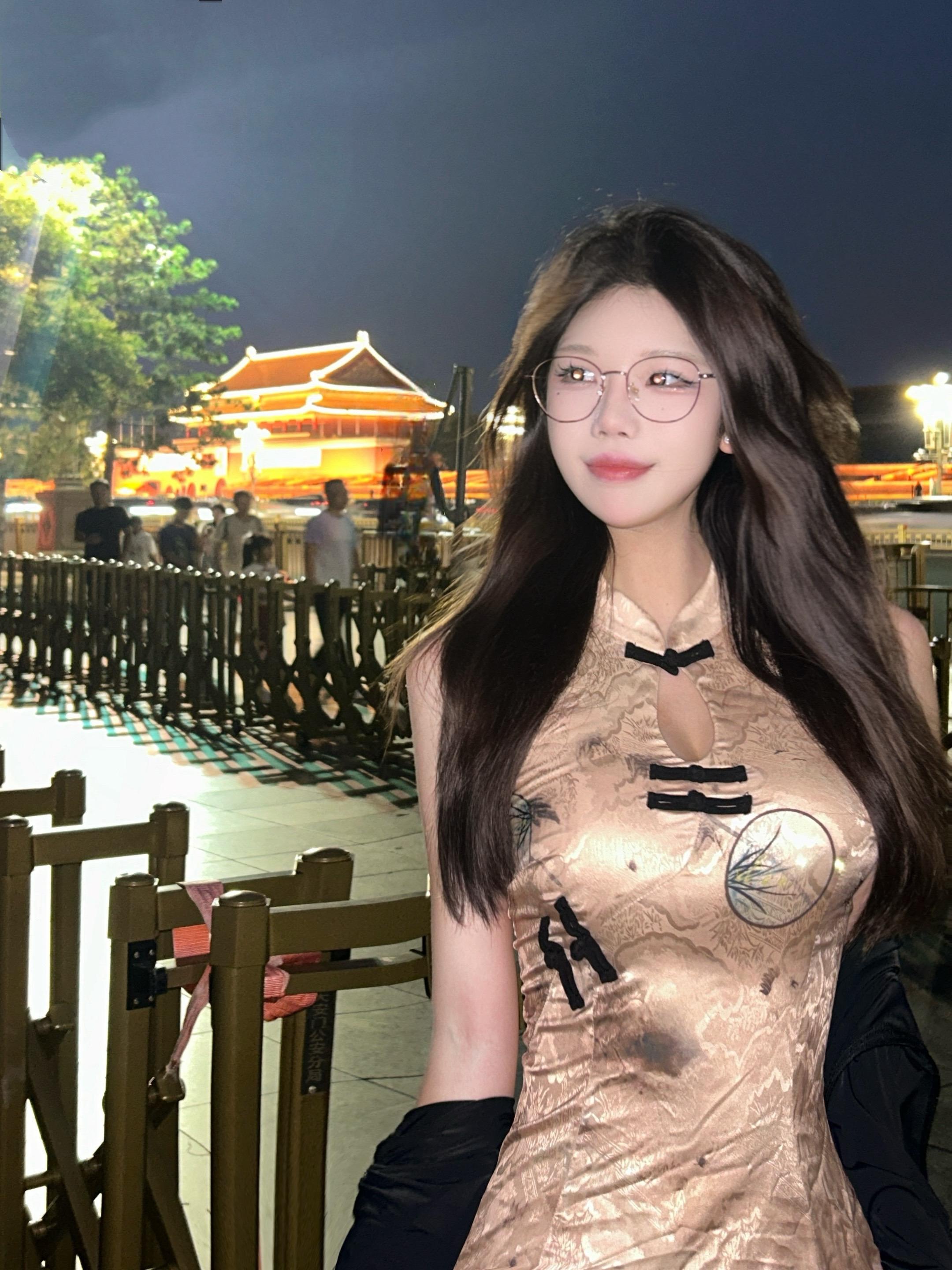 远远看一眼。