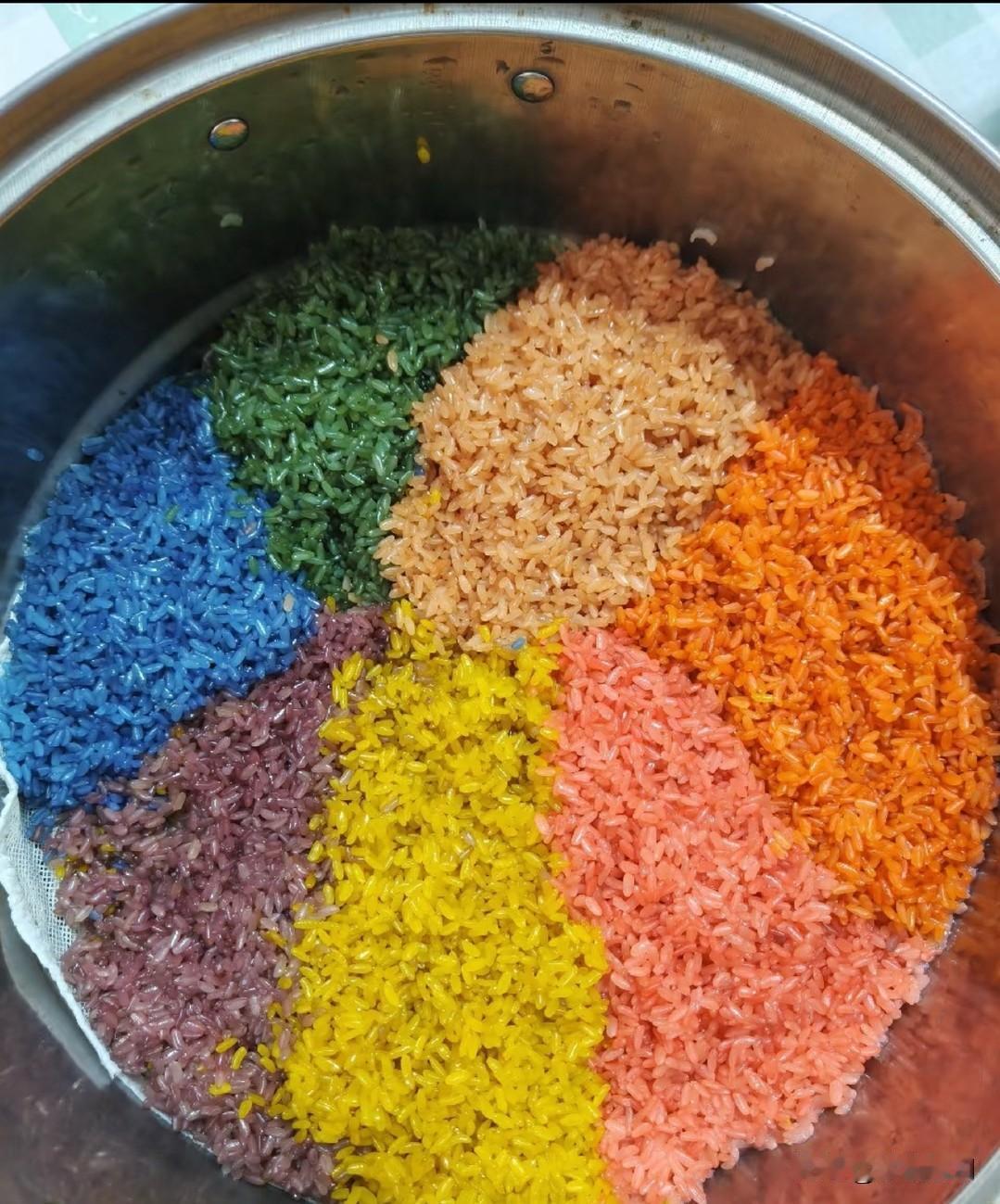 自驾到西双版纳，才发现云南过年不只有鲜花饼，还有心心念念的花米饭！
以前在家过年