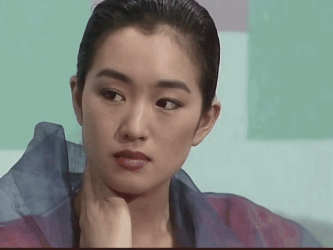 巩俐到底算不算大美女？
小的时候看《唐伯虎点秋香》也觉得她不够漂亮，没有当时香港