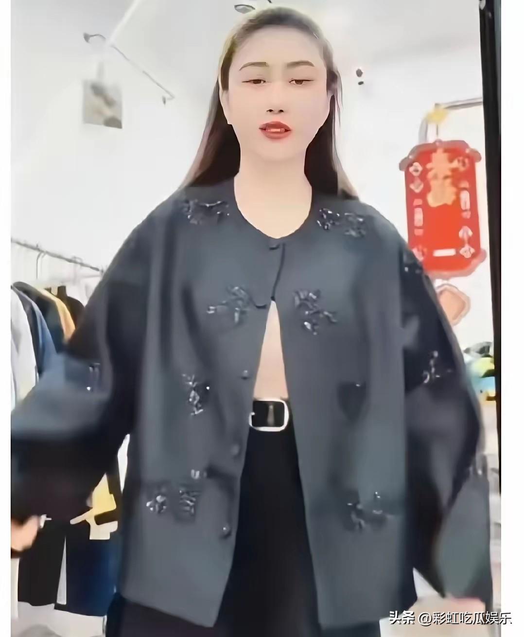 我把王炸姐穿的这件衣服发给我妈看，她第一眼就说像寿衣，过去刚离世老人穿的都是寿衣