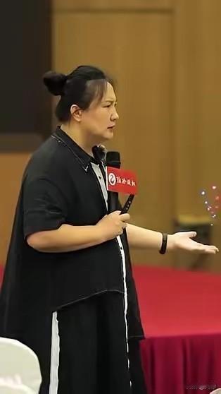 陶矜说：“不必讨好所有人，活出自己最重要。”
“你若活在别人眼里。必将死在别人嘴