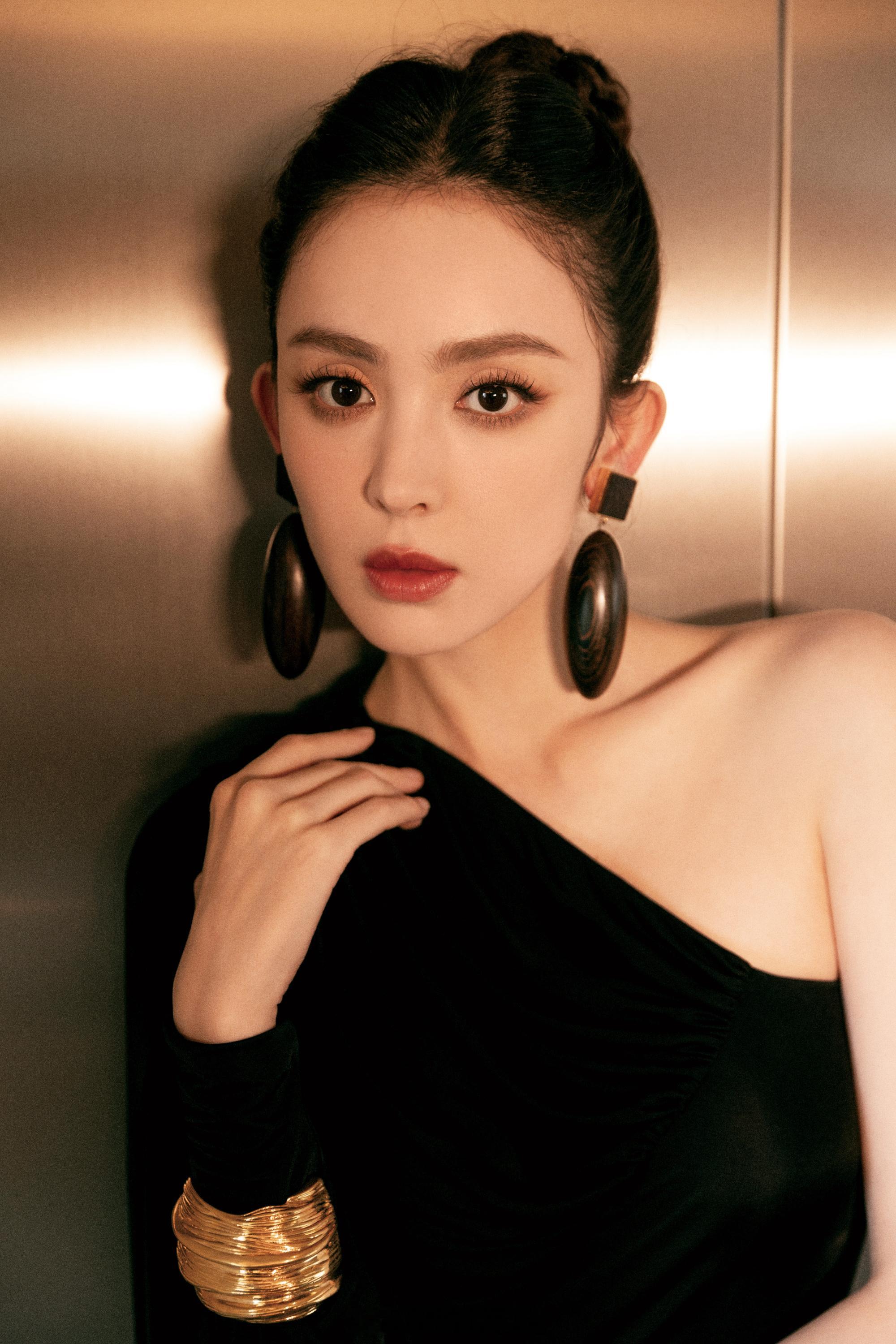 古力娜扎一袭黑色礼裙 