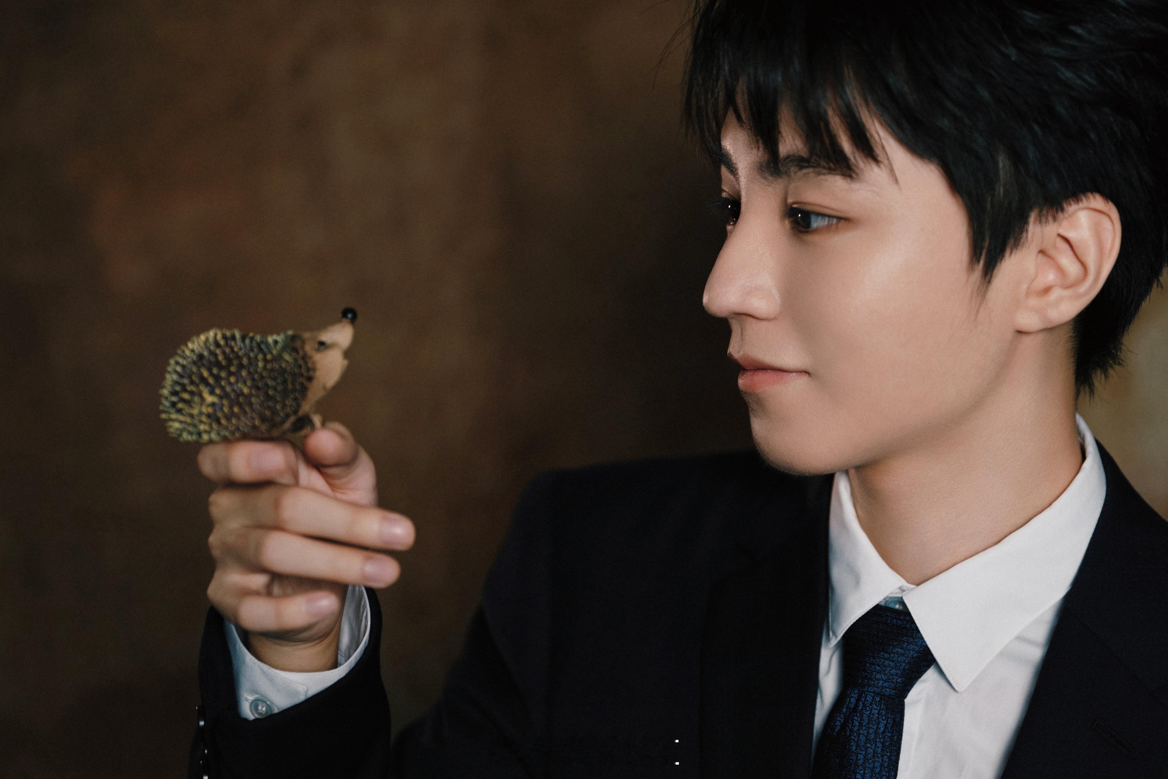 #王俊凯西装成熟魅力##王俊凯手持刺猬# 王俊凯，那个让人喜爱的少年，在十九届中