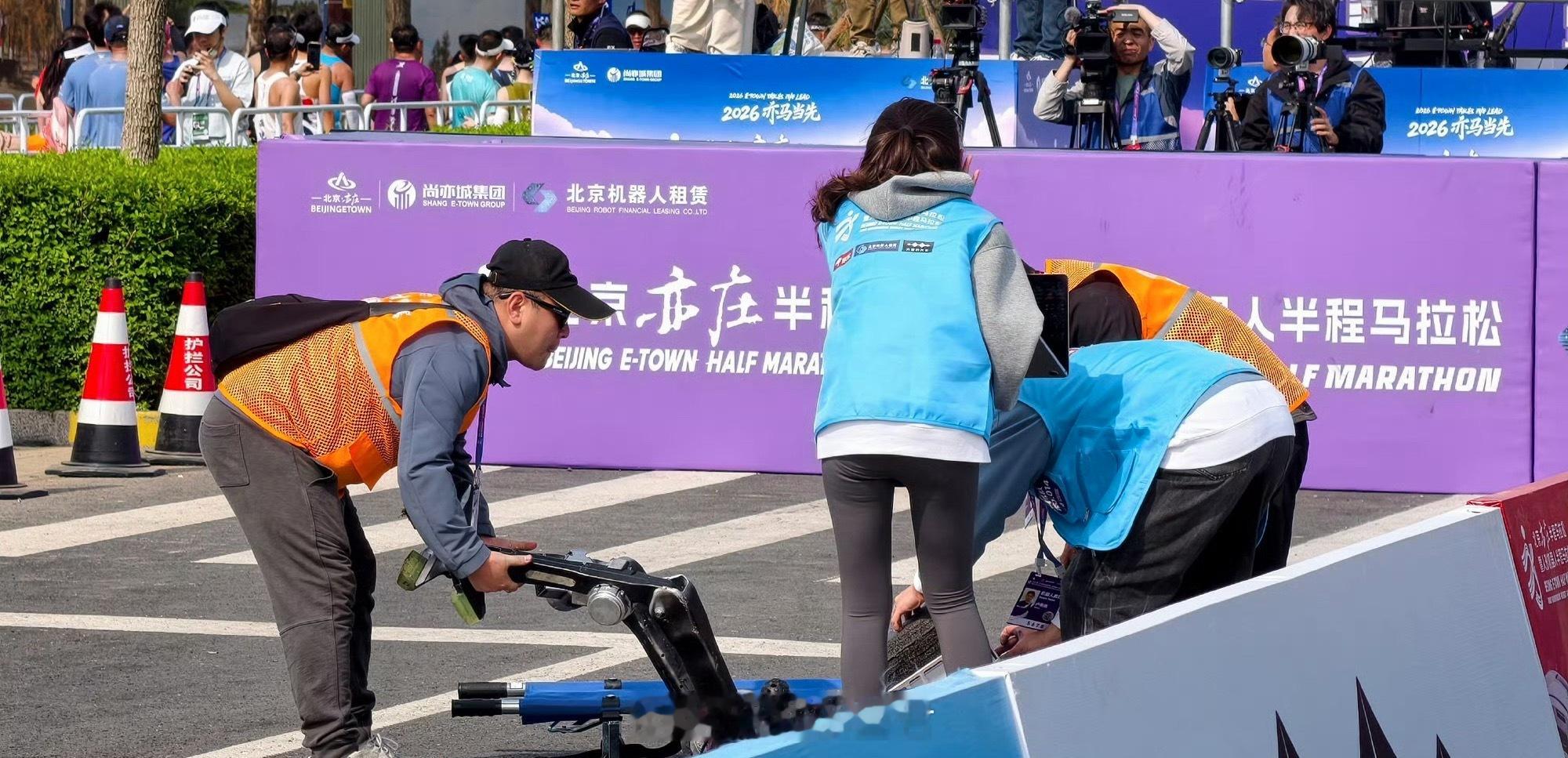 宇树H1机器人被担架抬离赛道机器人虽然不是人但是也有一些其它因素总之已经很强了～