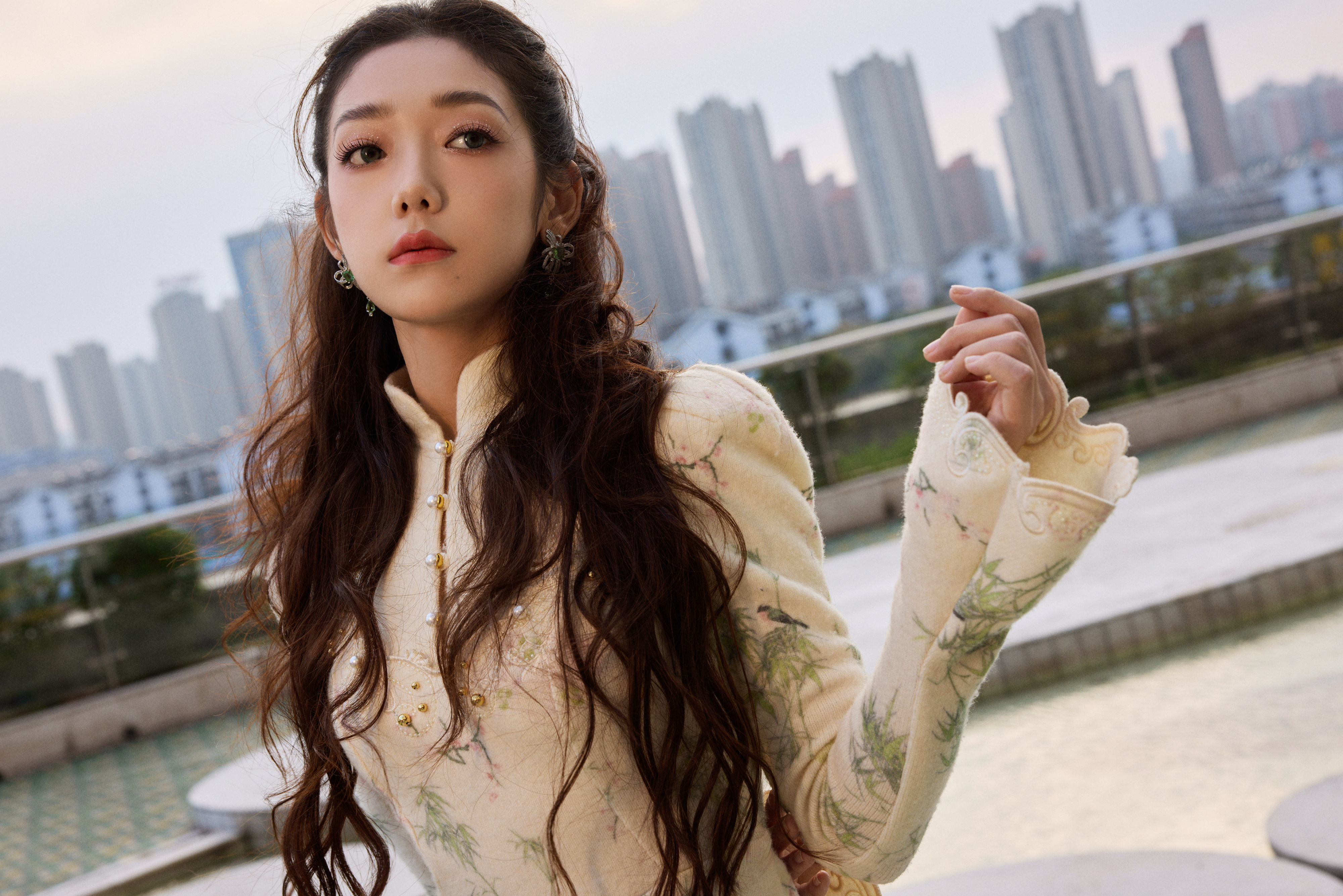希林娜依高   时尚与传统的完美融合，中国风连衣裙展现出女性的优雅与自信。#看不
