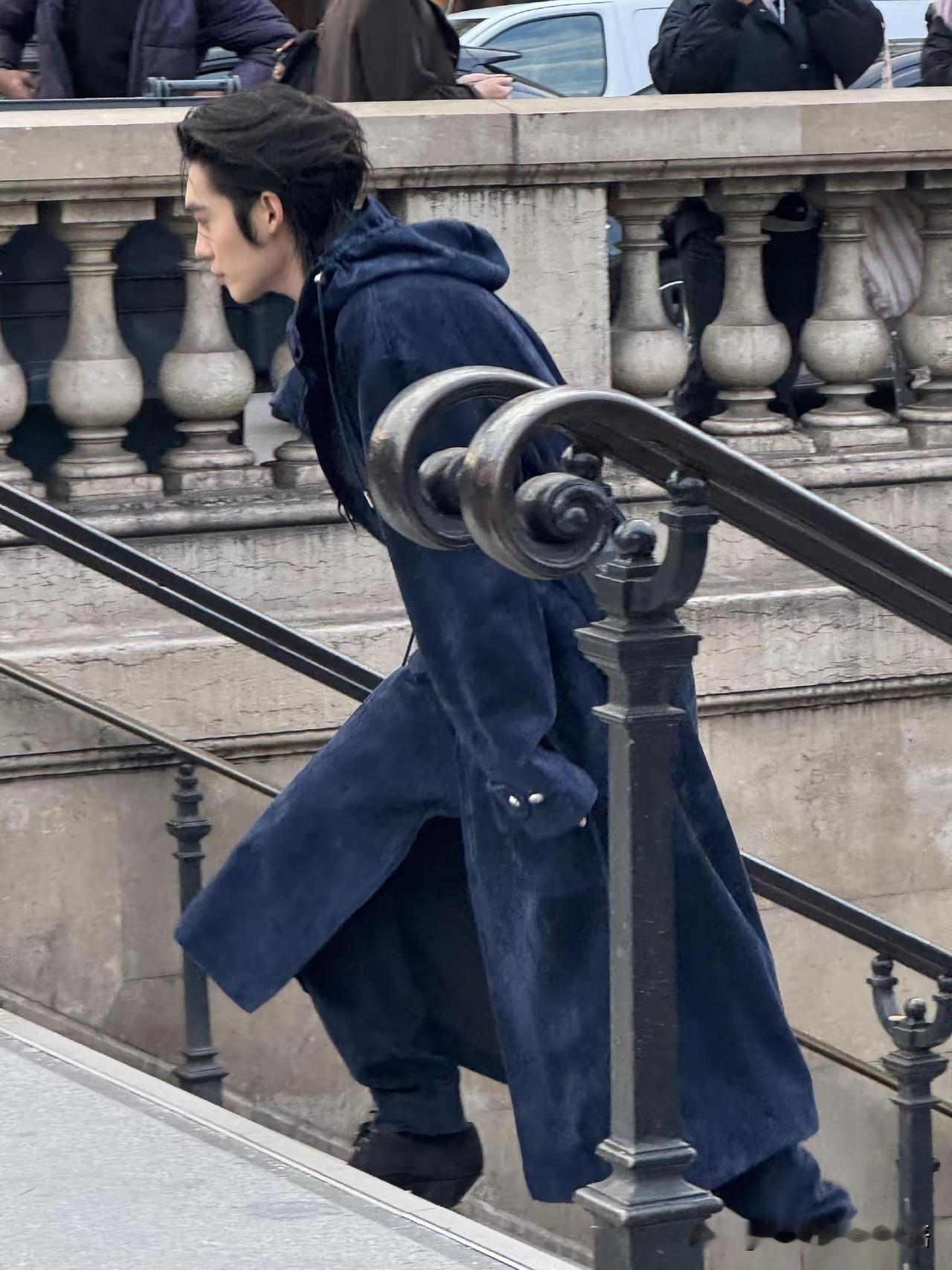 网友偶遇生图下的于适，颜值逆天了，满满的少年感，行走的衣架子，穿什么都那样的帅气