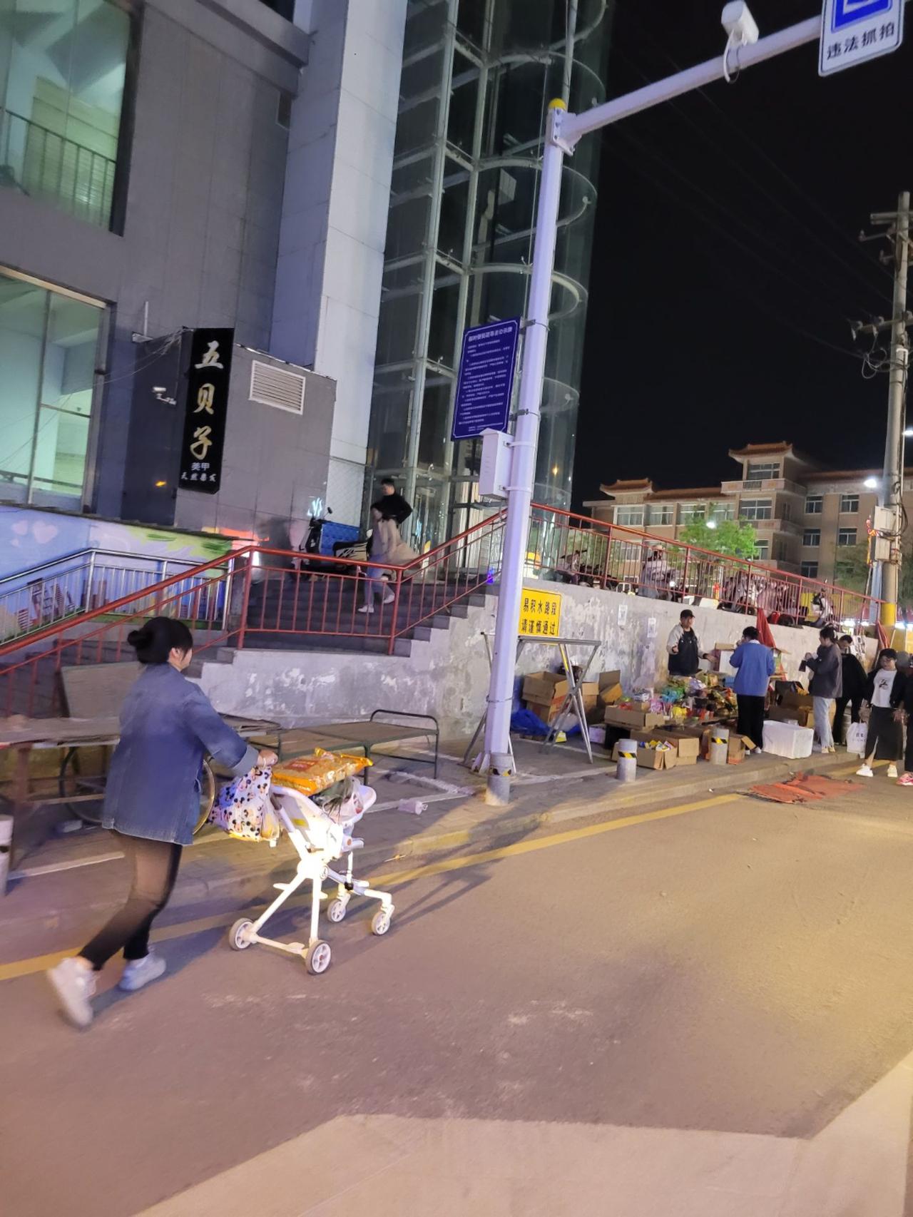 我家的保姆阿姨得了癌。邻居介绍给我们的时候，她就已经得了癌，之前她在邻居家做了好