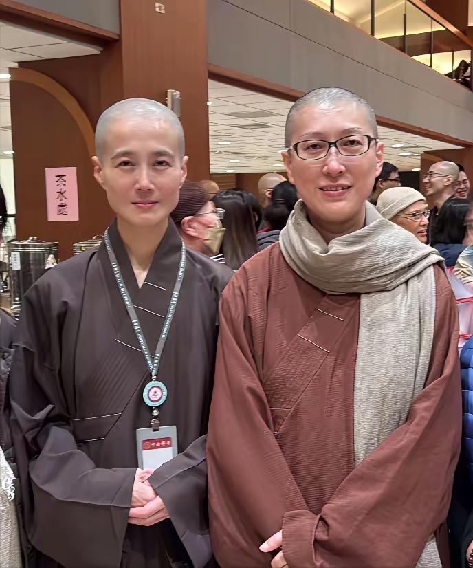 黄安的两个妹妹竟然都已经出家了。不是带发修行的那种，也不是居家修行的那种，而是成