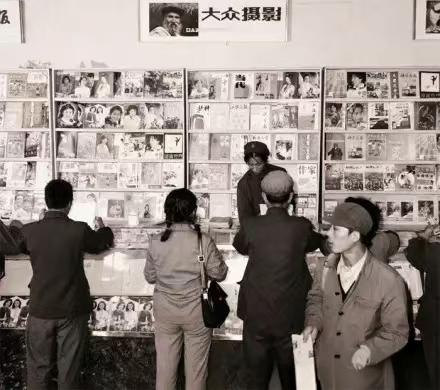 老沈阳太原街北口，那处邮电报刊门市，是七八十年代我们心头一处念想。整整一面墙的书