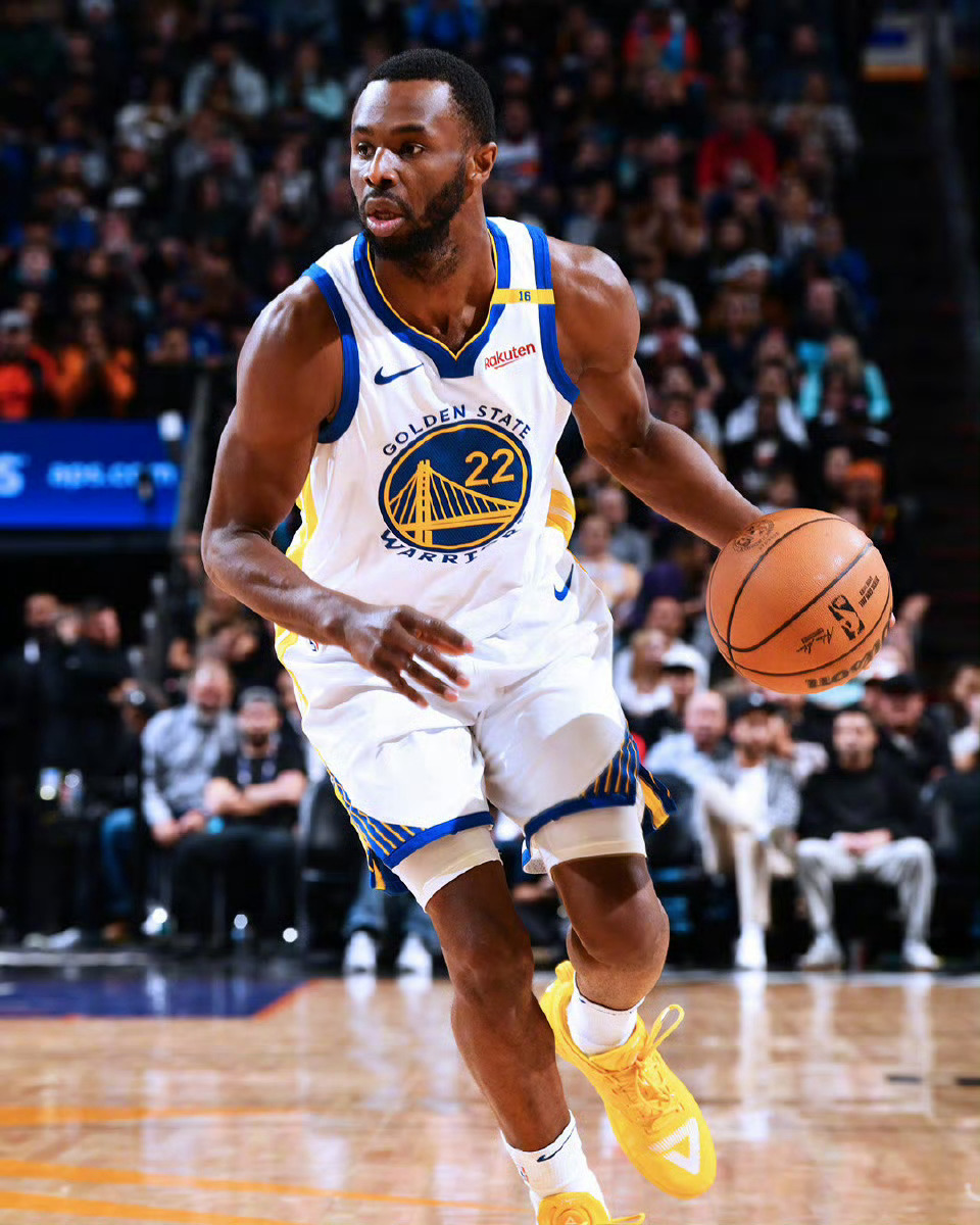 据数位消息人士透露，勇士￼对热火￼前锋安德鲁-维金斯￼感兴趣。 