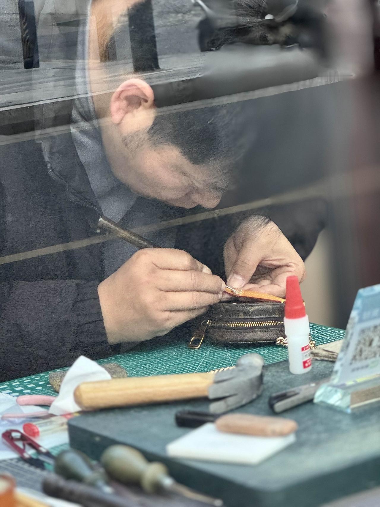 分享一张你最近随拍的照片隔着玻璃里的匠人