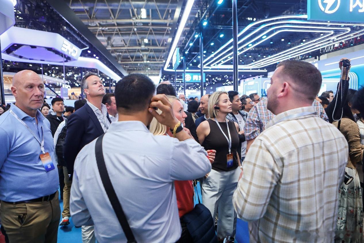 北京车展老外组团参观E3馆，比亚迪出海战略彰显硬核实力2026北京国际车展上，比