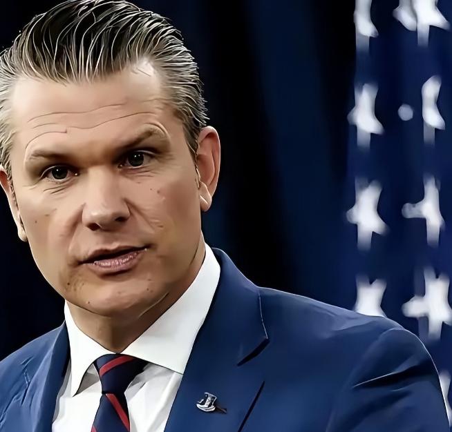 美军扔下了一枚13.6吨的超级钻地弹。
花了24亿美元造的隐形轰炸机运来的。
他