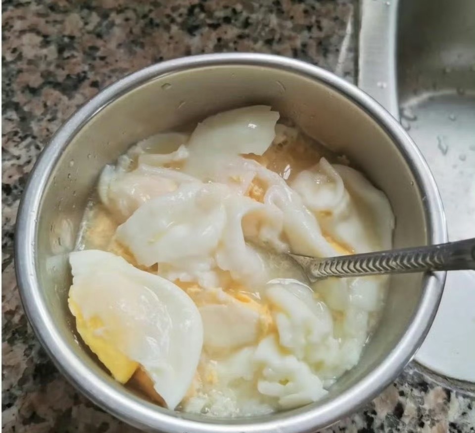 左边是现女友做的饭，右边是前女友做的饭，突然有点后悔了 ​[泪] ​​​