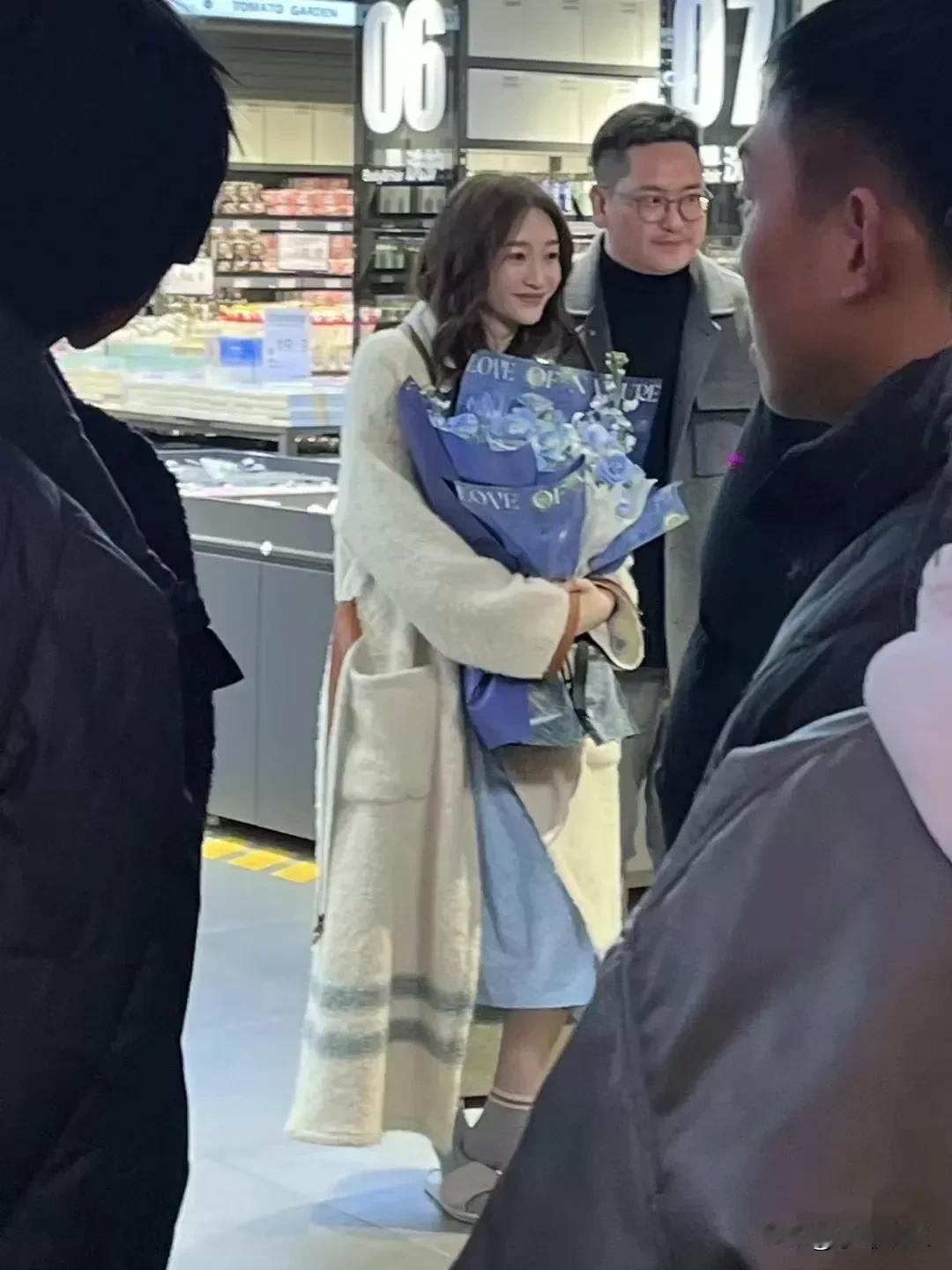 李小冉生图，超美！完全不像已经48岁的女人，顶多30出头的小少妇模样。皮肤又白又