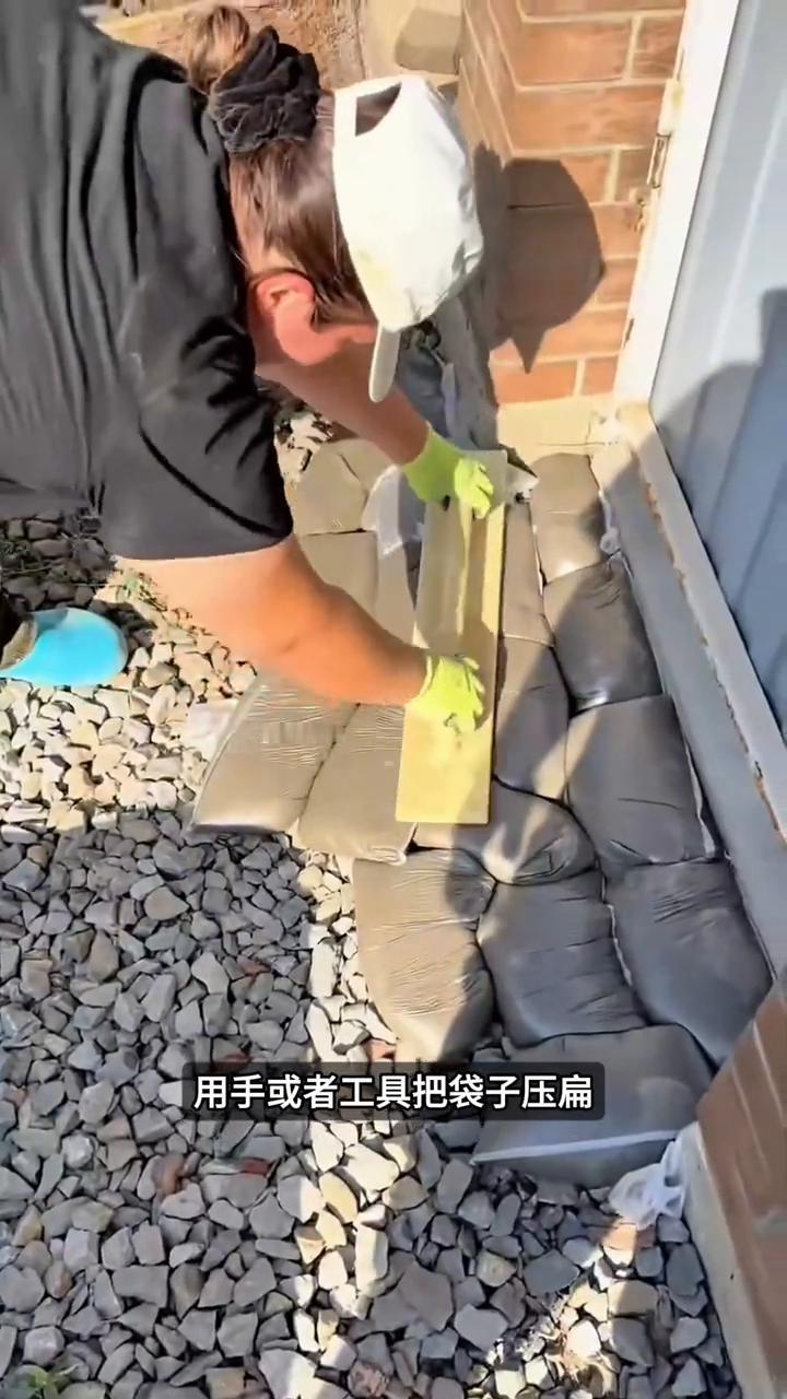 塑料袋封水泥。
注意看，这种铺法很奇怪。用塑料袋装水泥铺路看起来像垃圾工程，但踩