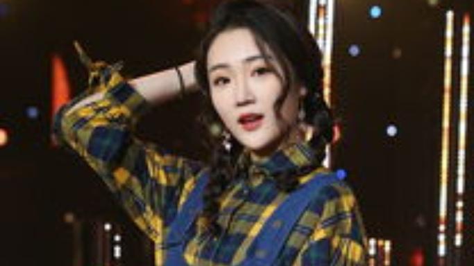 你知道吗？张可盈最近在综艺里居然把短剧男顶流全亲了一遍！
这段名场面出自《无限超
