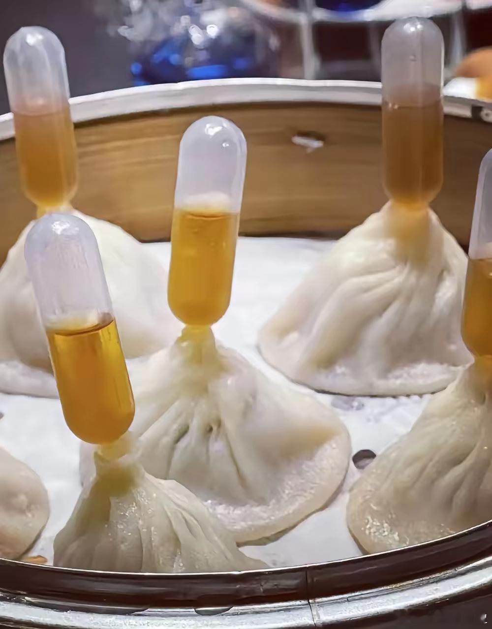早上起来去早点铺买包子，居然看到了这样的一幕。我当时就被惊呆了，这怎么包子也像人