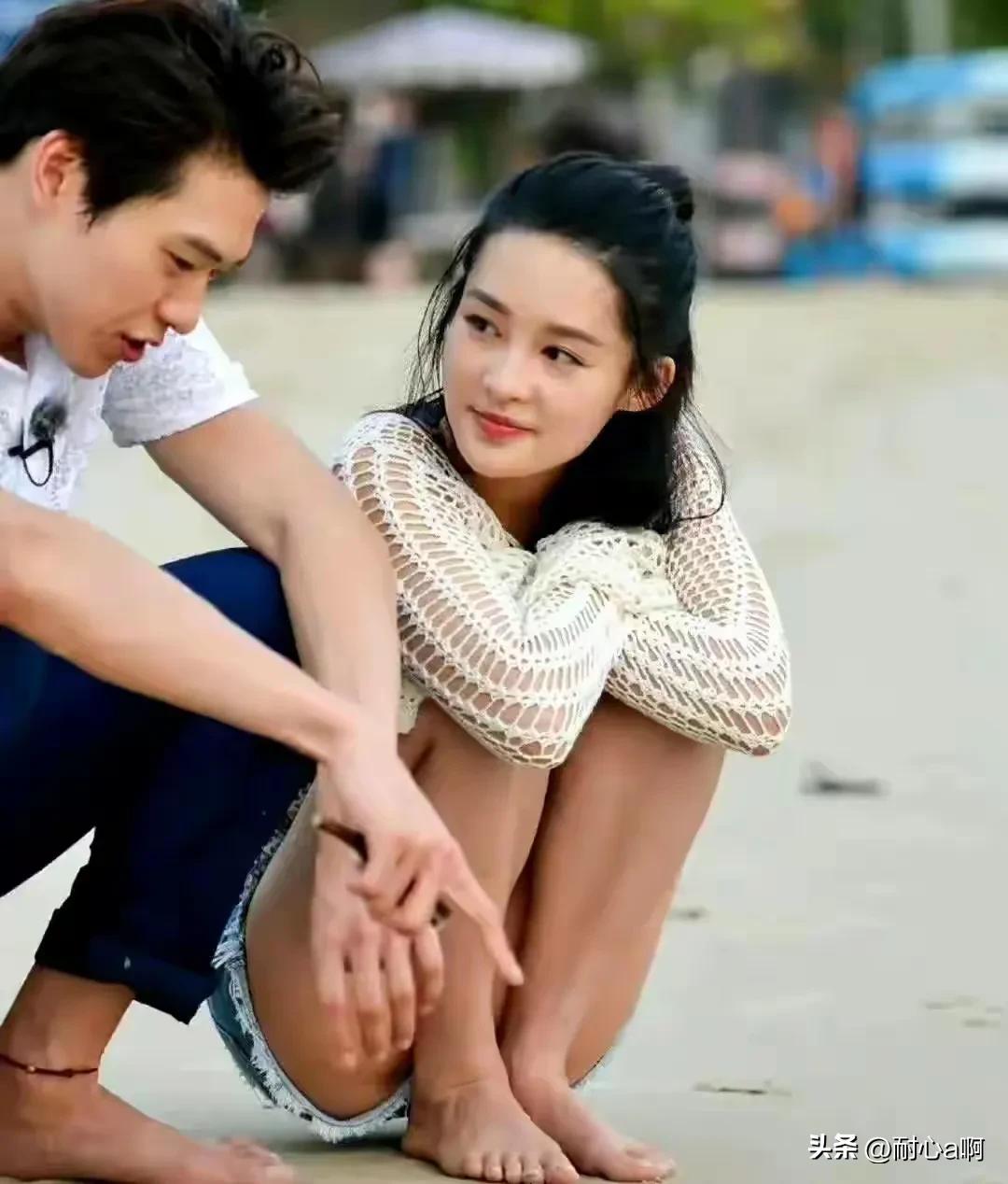 李沁眼神好温柔啊，旁边的男人心里估计要乐开花了吧！#李沁有多美# #李沁  ❄️