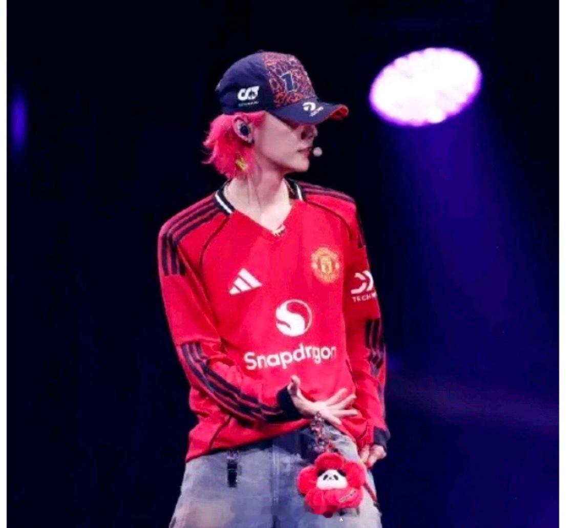 曝鹿晗商务归零我曼联名宿鹿晗没有商务了吗？赶紧签一个代言吧 