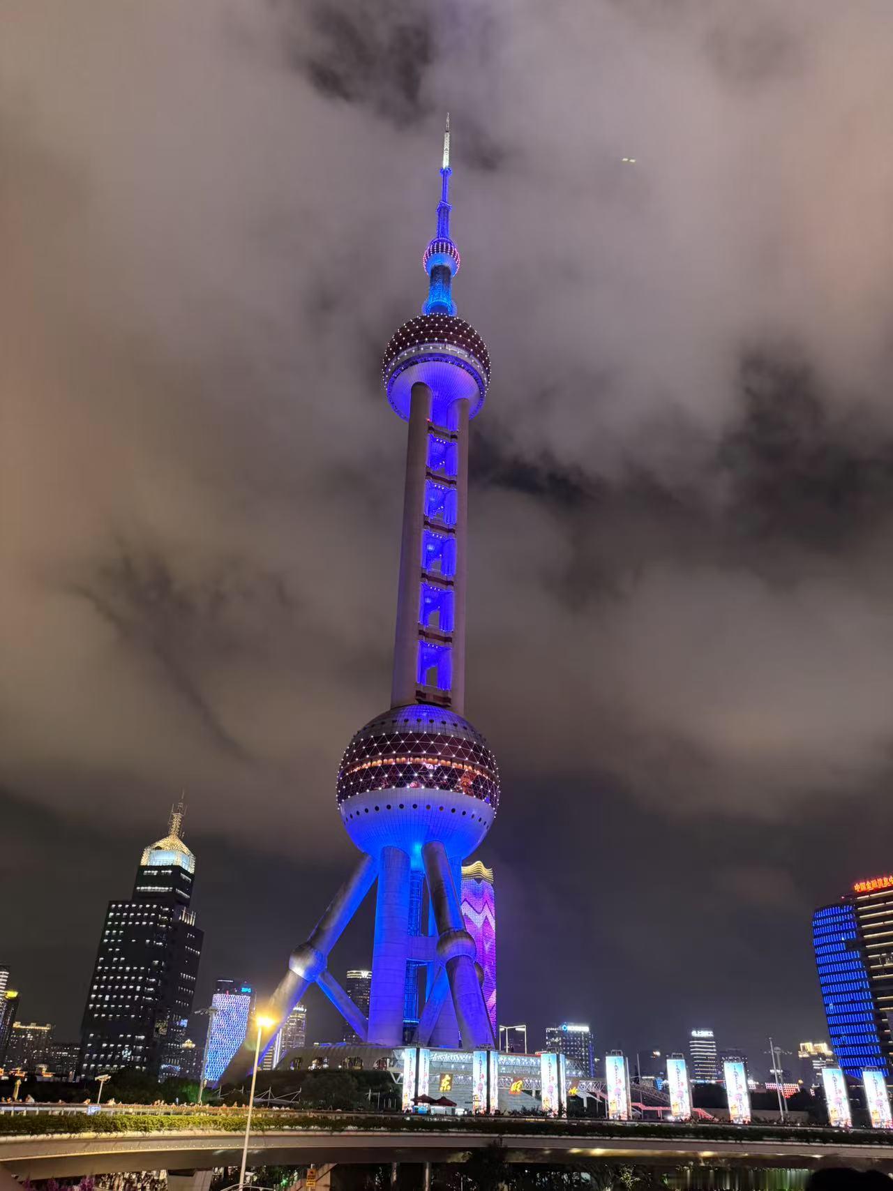 璀璨夜景映照城市繁华与活力国际大都市上海，繁华的夜景人潮汹涌热闹非凡。