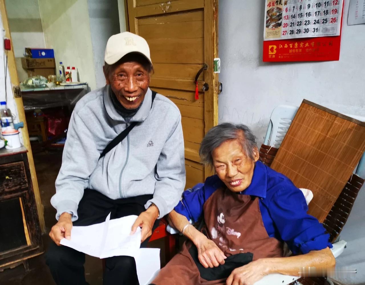 《九旬姐弟照》

高龄访故亲，
步履尚精神。
姐姐忙家务，
忽闻叩门声。
放下手