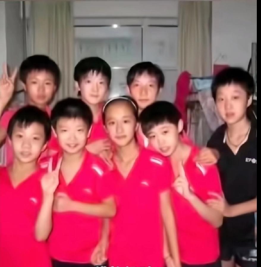 童年合影大揭秘！你能在这群孩子里认出几个世界冠军？

翻到一张十几年前的合影，一