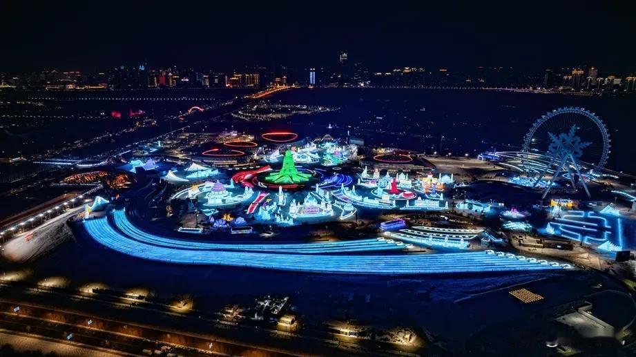 见亮了！哈尔滨冰雪大世界超级冰滑梯已完工，全面开园进入倒计时！

冰雪大世界传来