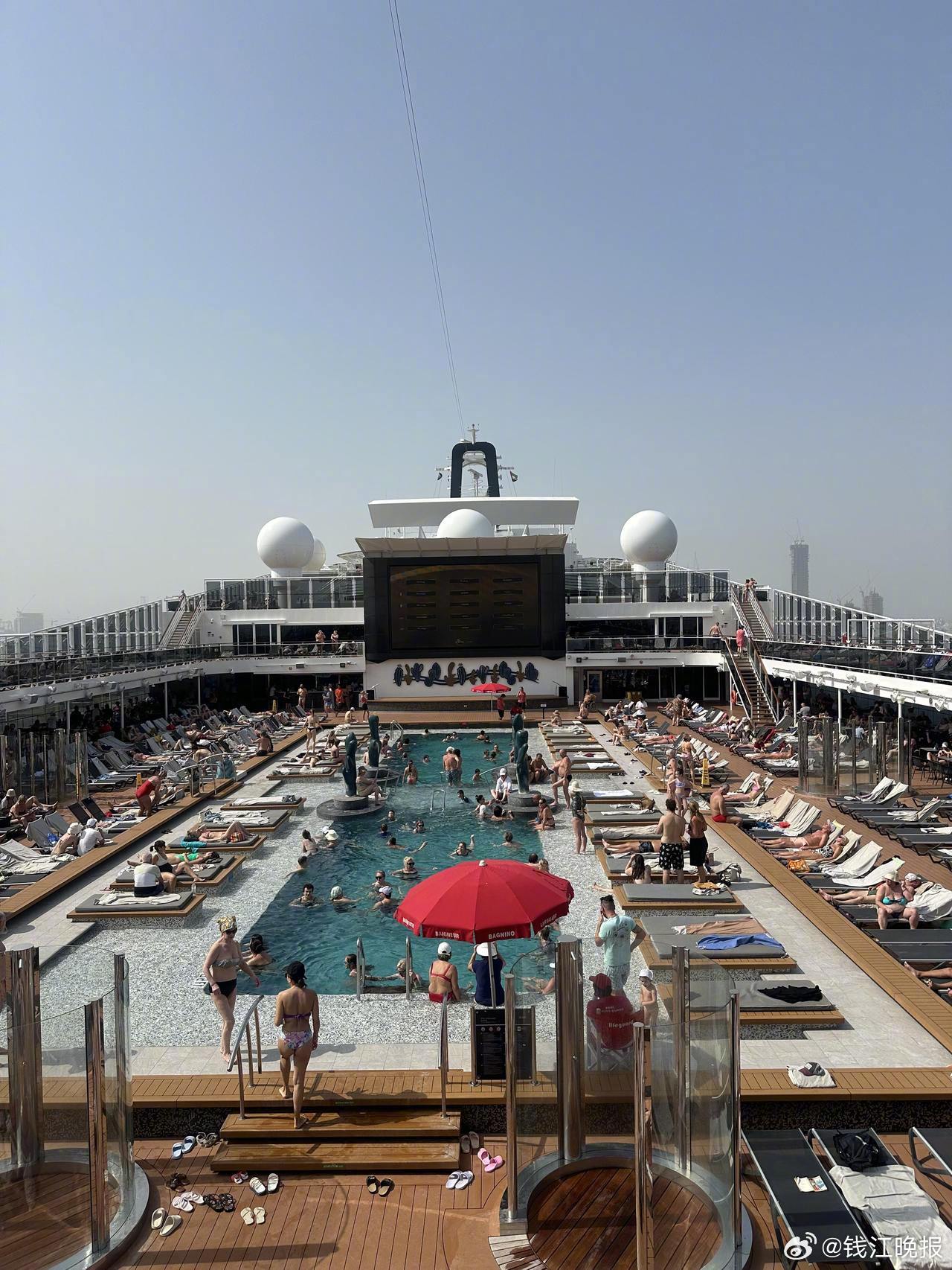 #搭载近5千名游客的邮轮滞留迪拜#【浙江宁波一32人旅游团所乘“神女号”邮轮滞留