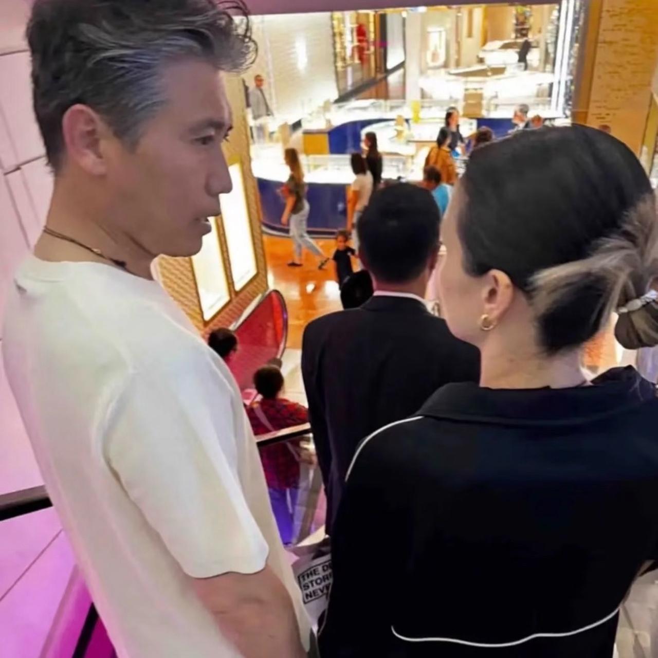 李乃文日本探望10岁儿子，一家三口罕见同框？

网友称偶遇李乃文与一位女士以及孩