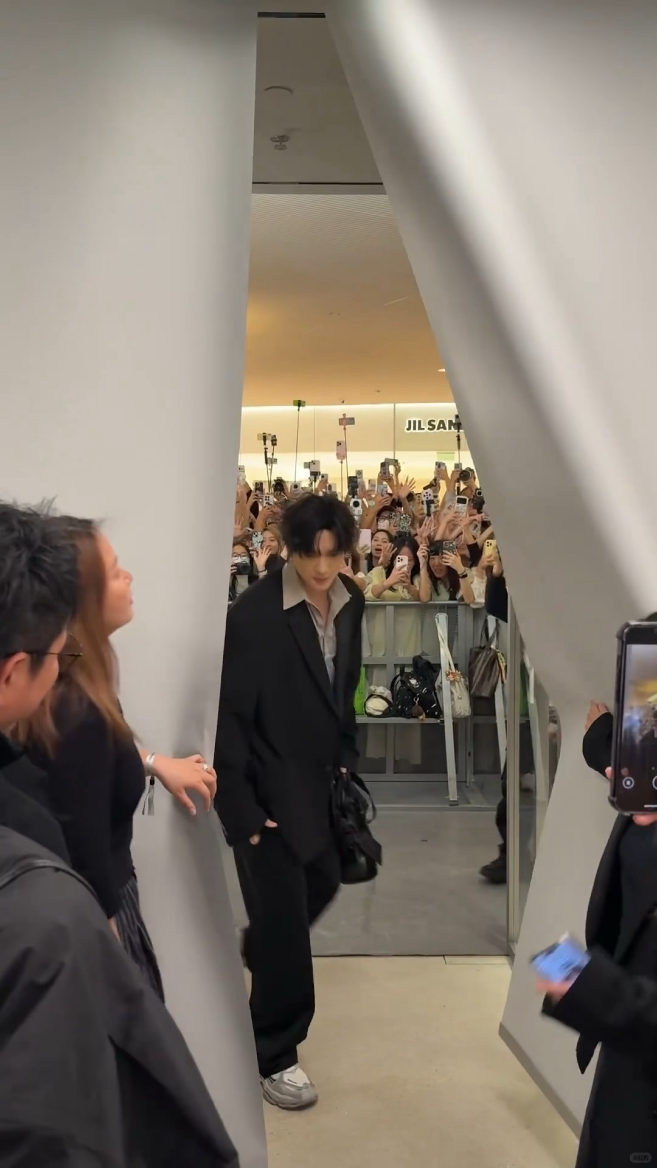 巴黎世家店内视角打招呼的展轩🥺 