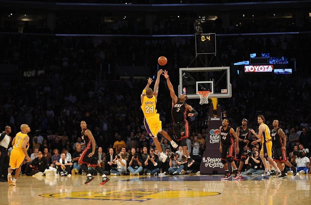 这球过去16年了？这么快的吗？

2009年12月4日，科比骑马射箭迎着韦德打板