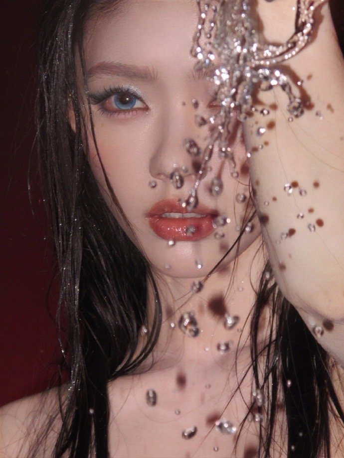 林允湿发半裸造型 被林允的美人鱼造型狠狠惊艳！湿发半裸搭配清冷蓝瞳，氛围感直接拉