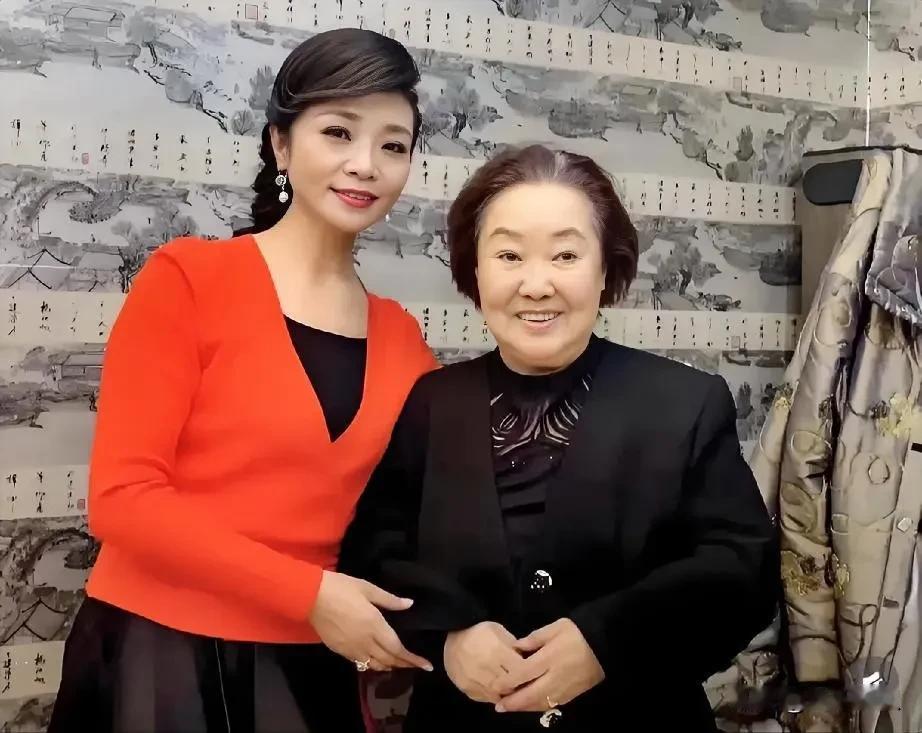 李丹阳与郭兰英合照，李丹阳面带微笑，眼神里满是对前辈的尊重与敬仰。她站在郭兰英身