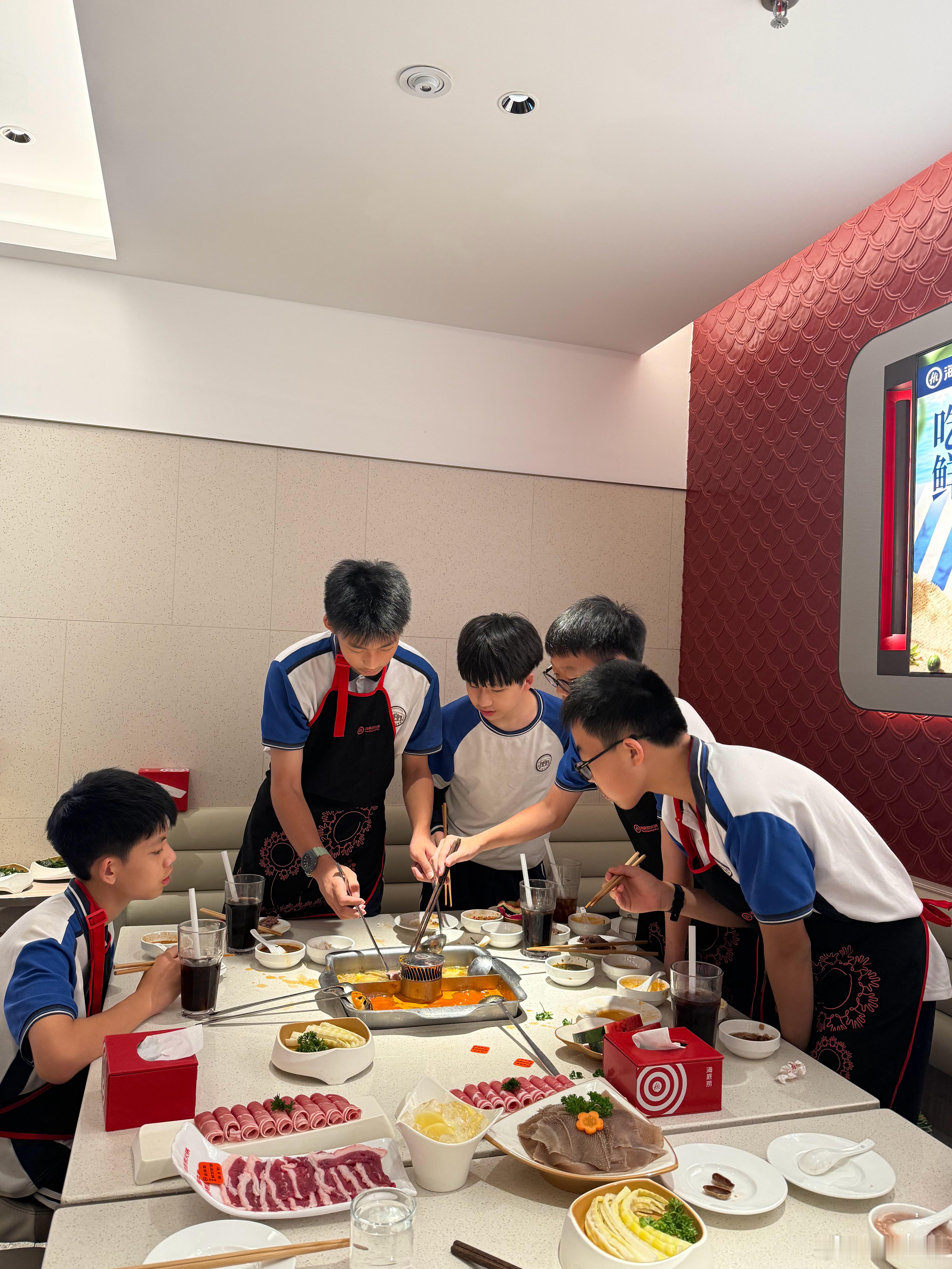放假啦，带儿子们一起出来吃海底捞 