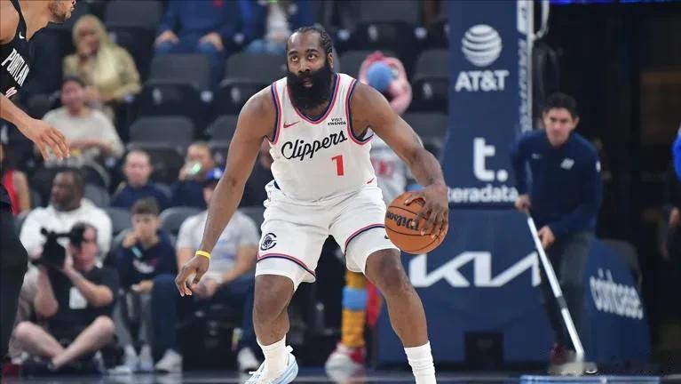 难以置信！12月9日下午，快船队又传来2条新消息，哈登、伦纳德要被交易:
第一个