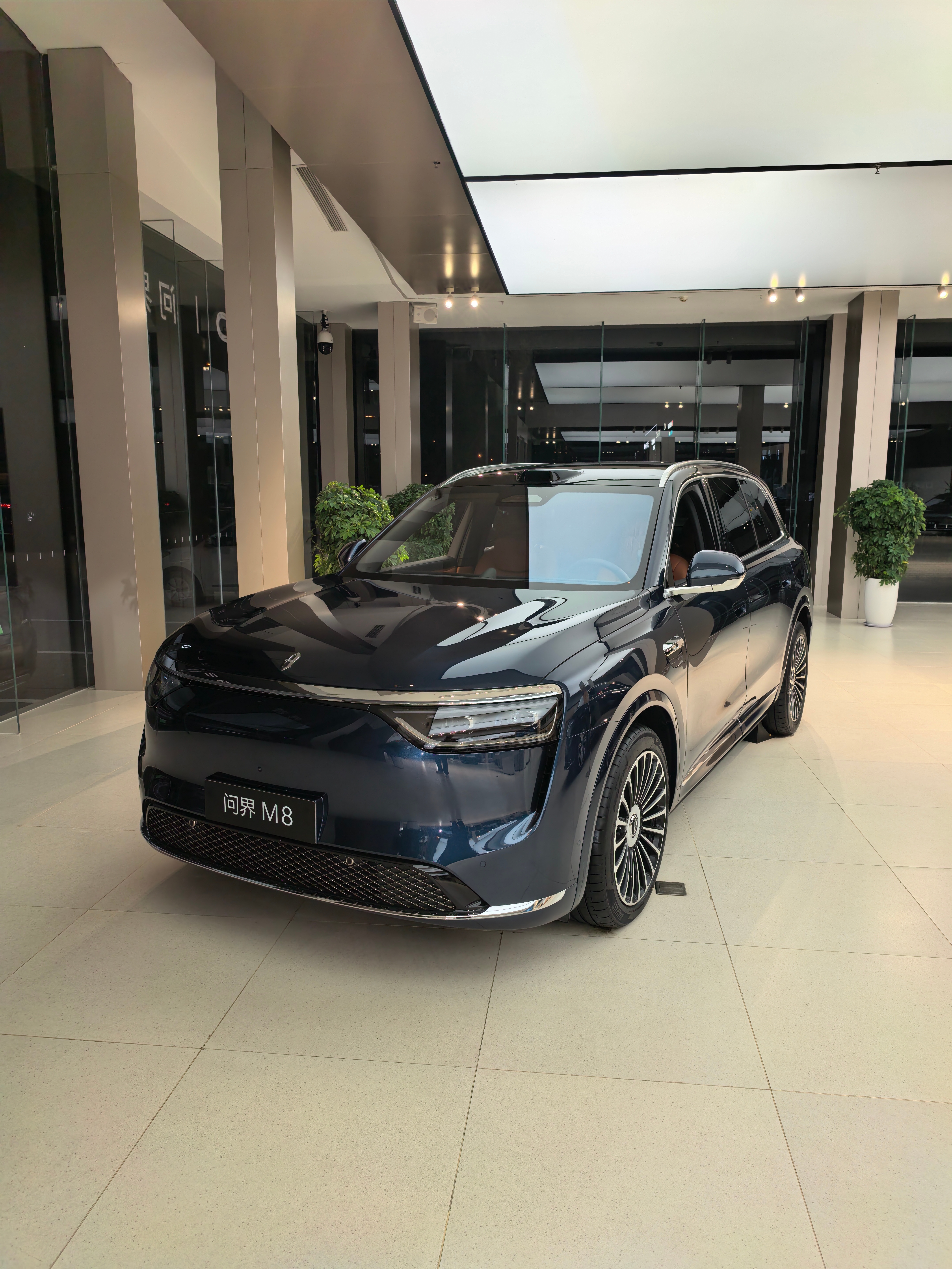 来朋友的鸿蒙智行店里想起刚大学毕业的时候去宝马4S店那时候，领导天天让我电话回访