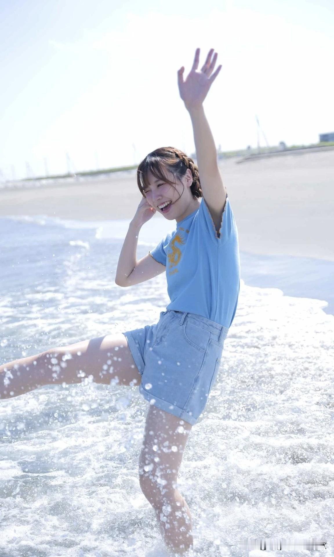 蓝色裙装，在海边戏水，天蓝蓝海蓝蓝衣服蓝蓝jk日系穿搭 日系穿搭女孩 海边蓝色系