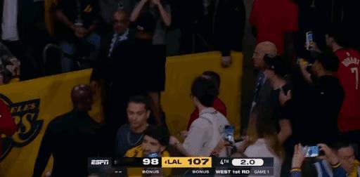 图一：比赛还没有结束，杜兰特提前退场，心里五味杂陈。
图二：赛后在地下车库，杜兰