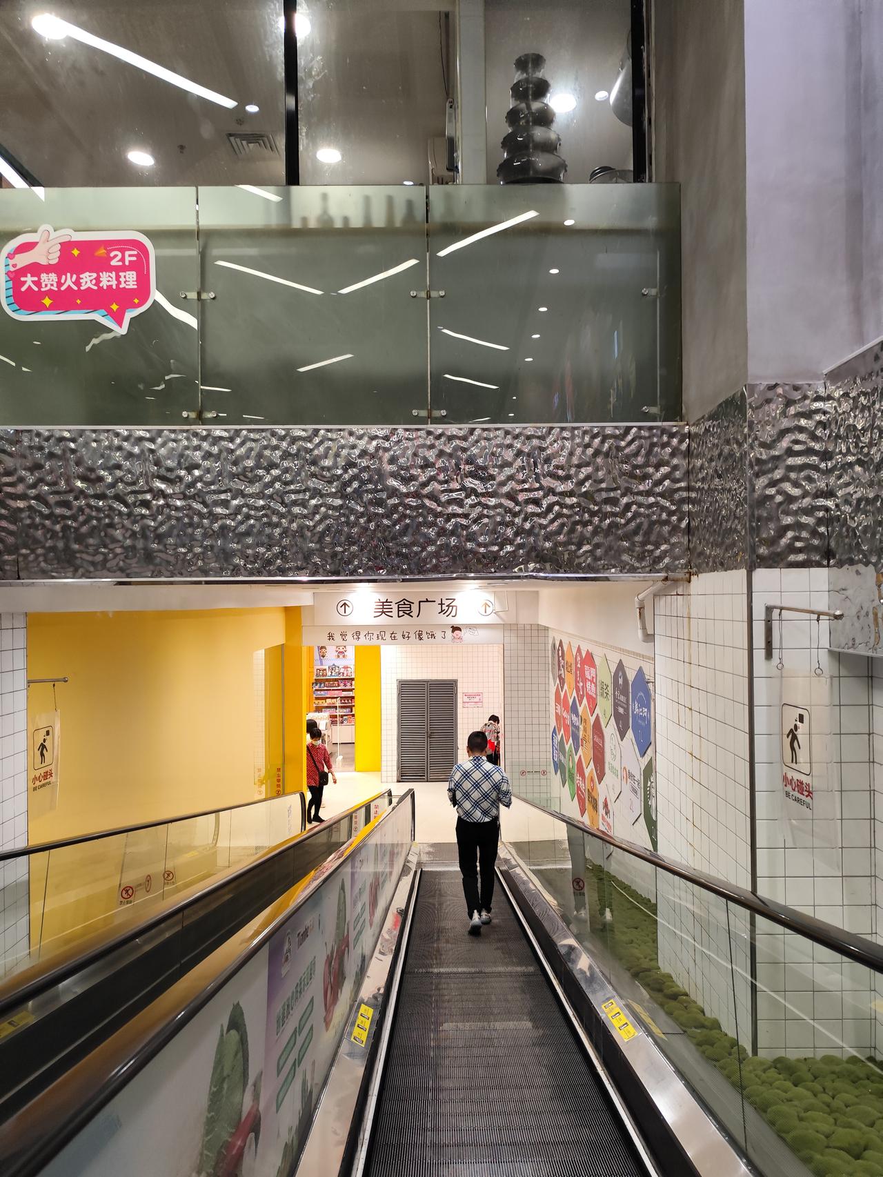 生活不会因为你的脆弱就会对你温柔。
没人扶你的时候，自己要站稳；
没人帮你的时候