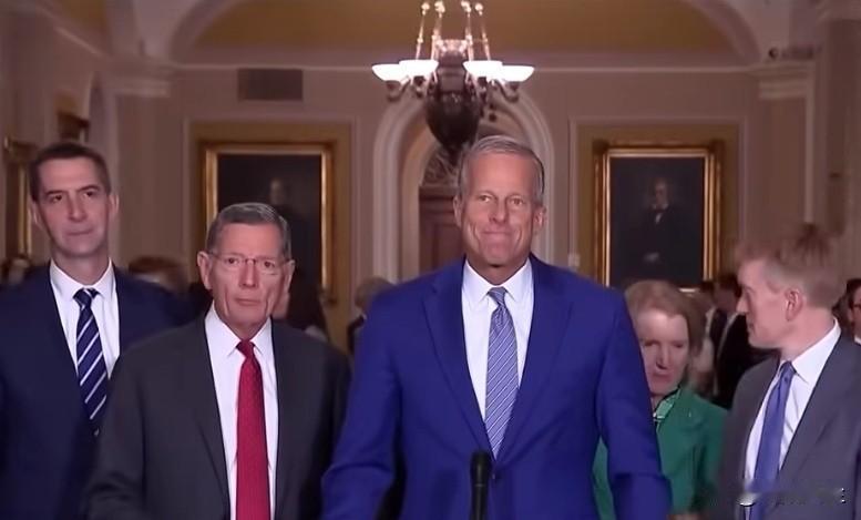 参议院共和党领袖图恩在发布会上透露，他与特朗普有“非常坦率的对话”，会直接表达不